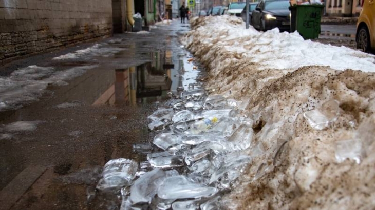 Опасные сосульки: петербуржцы рассказали о страхе гулять по городу после потепления