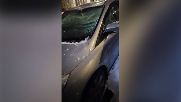 Рухнувшие с крыши поликлиники ледяные глыбы повредили машину петербуржца
