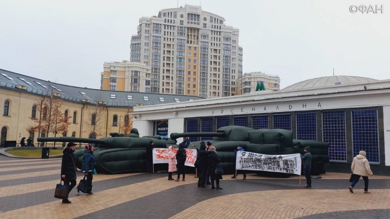 «С такими командирами и врага не надо»: надувные танки в центре Киева позабавили украинцев