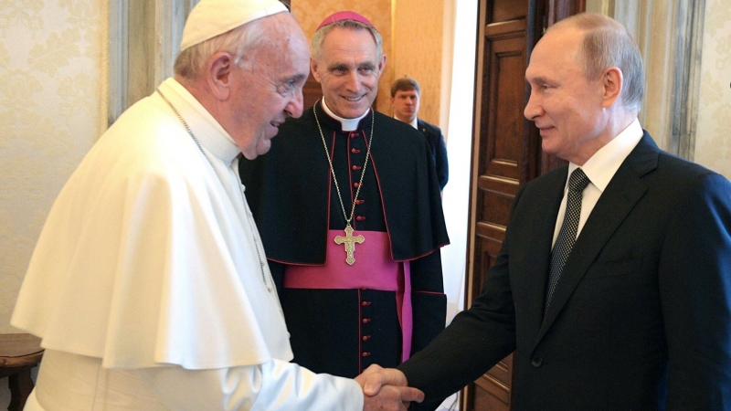 В Кремле опровергли планы Путина поговорить по телефону с папой Римским
