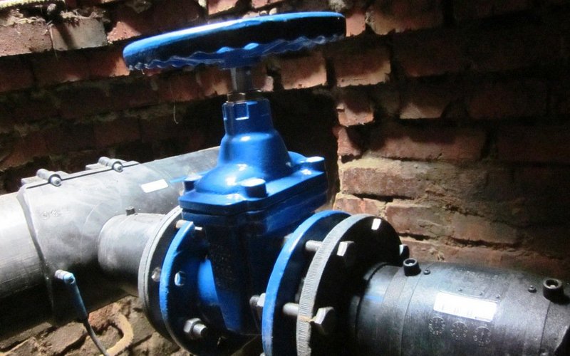 Шаровые нержавеющие краны и чугунные задвижки