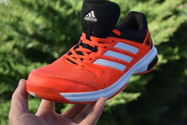 Adidas приостановит работу магазинов и онлайн-продажи в России