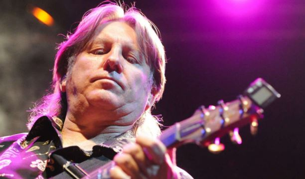 Певец Юрий Лоза заявил, что уехавшие из России звезды осознают свою бесполезность