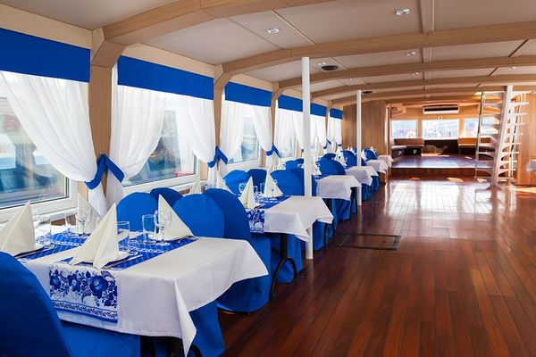 Аренда теплохода: что нужно знать?