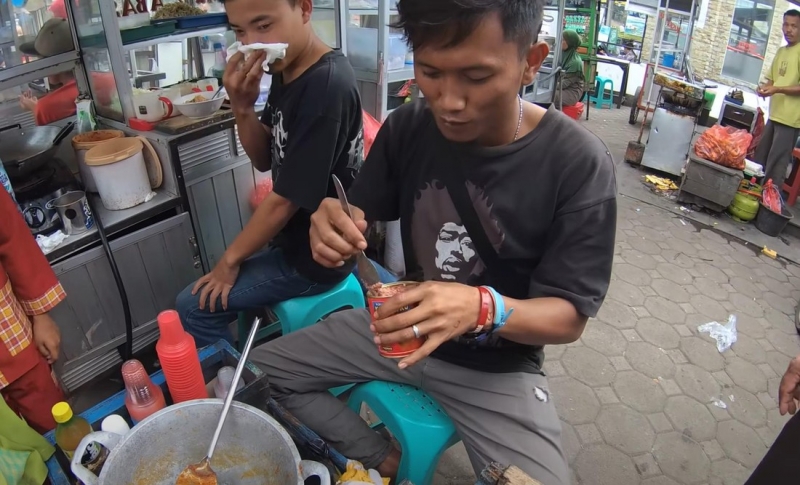 Возникает какой-то рвотный рефлекс: российская туристка в Индонезии зашла в кафе и была шокирована