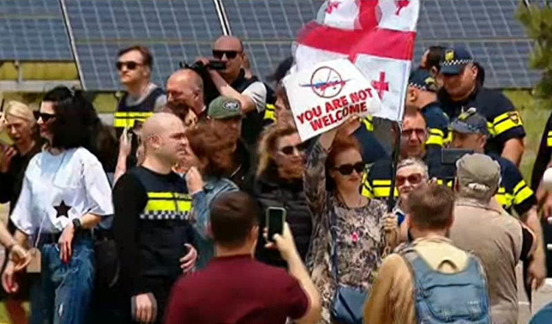 Первые рейсы в Грузию встретили протестами в аэропорту