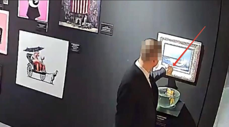 Россиянин пытался съесть кусок картины на ВДНХ