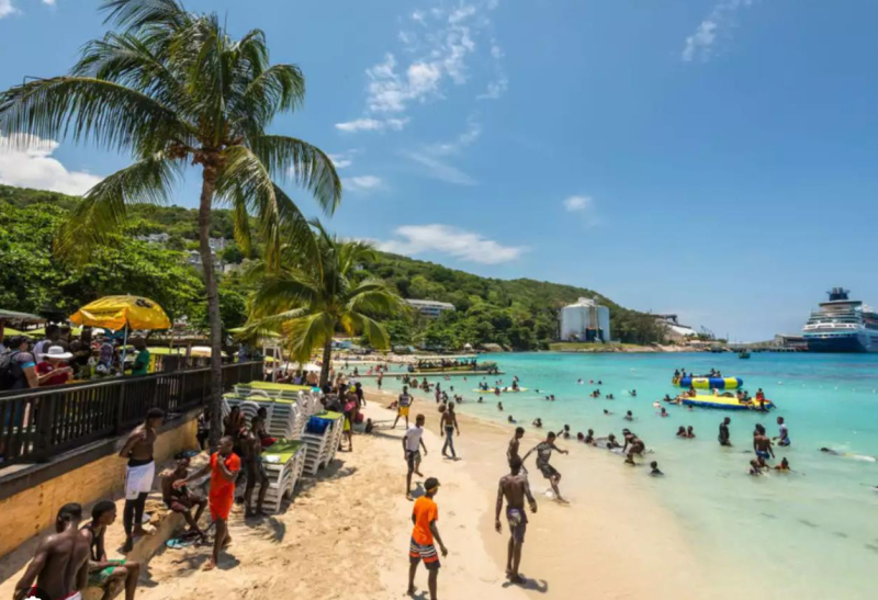 На популярном пляжном курорте начались убийства, туристам рекомендовали срочно уезжать