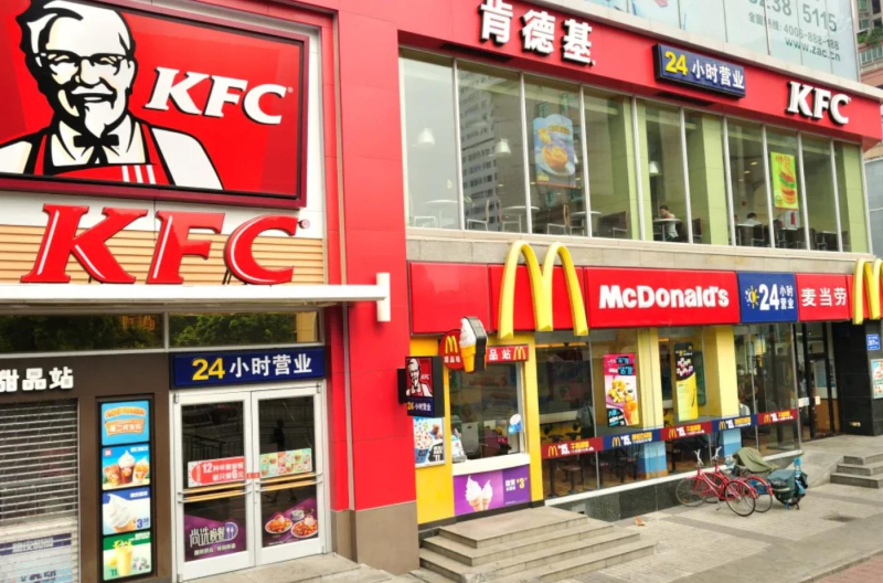 Туристы рассказали, почему их на курортах тянет в McDonald's и в местные супермаркеты