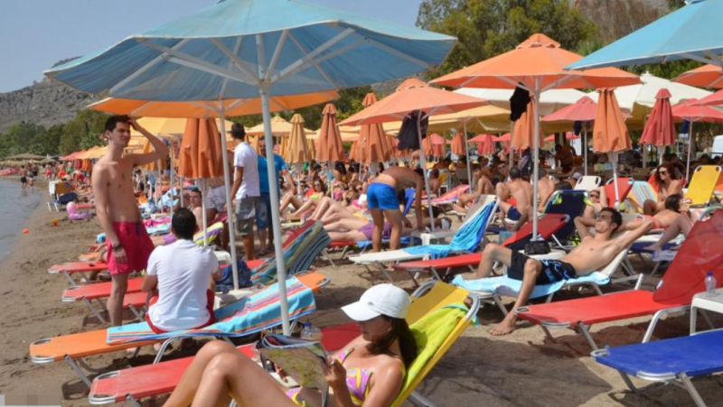 Российских туристов ждут «войны за лежаки» и новые строгие правила на пляжах в популярной стране