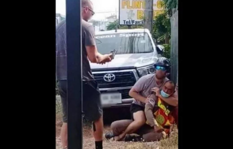 Туристы скрутили гаишника и отобрали у него оружие на Пхукете