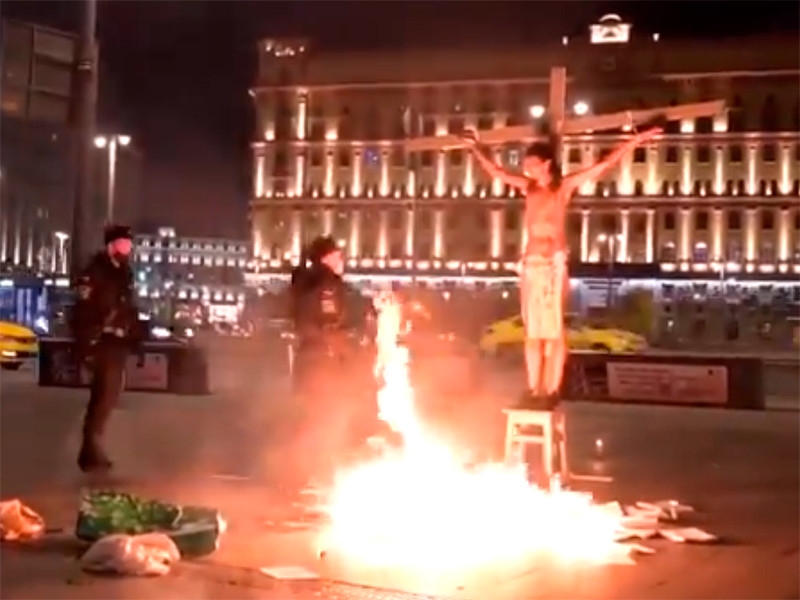 На Лубянке задержали активиста-акциониста в образе Христа на акции в поддержку политзаключенных