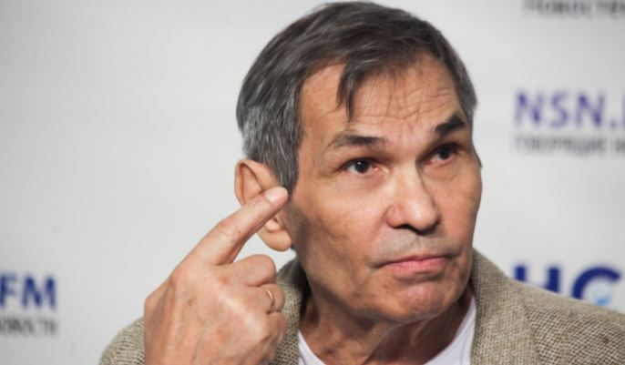 Продюсер «На-На» Алибасов был замечен в инвалидном кресле в аэропорту Москвы