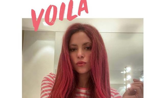 Шакира в 44 года перекрасила волосы в ярко-малиновый цвет