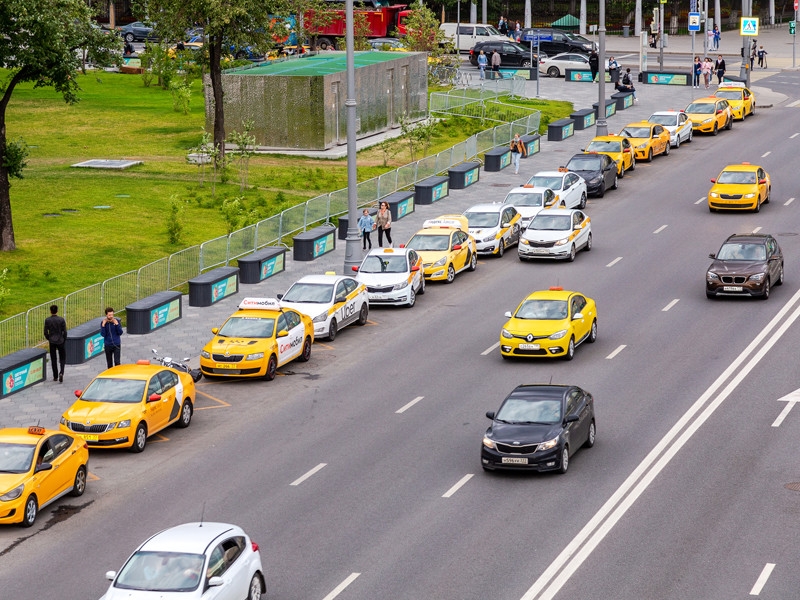 Столичная мэрия обвинила таксистов в пренебрежении здоровьем москвичей в условиях пандемии COVID-19