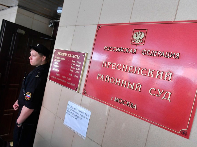 Суд оставил без движения иск Навального к Пескову