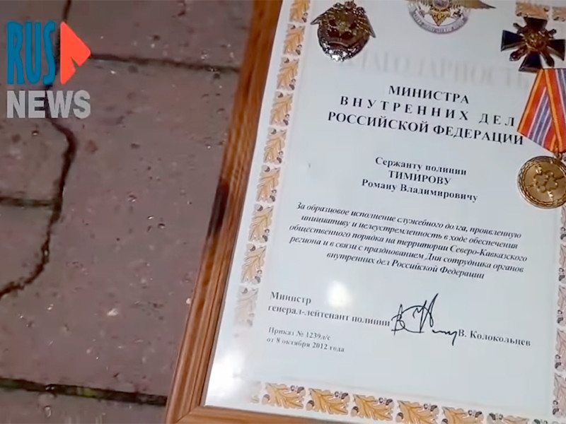 В Хабаровске бывший сотрудник МВД бросил свой значок перед зданием администрации после силового разгона протеста (ФОТО, ВИДЕО)