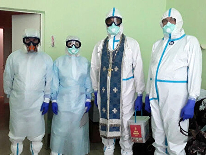 В Краснодарском крае священникам велено посещать зараженных коронавирусом в защитных костюмах