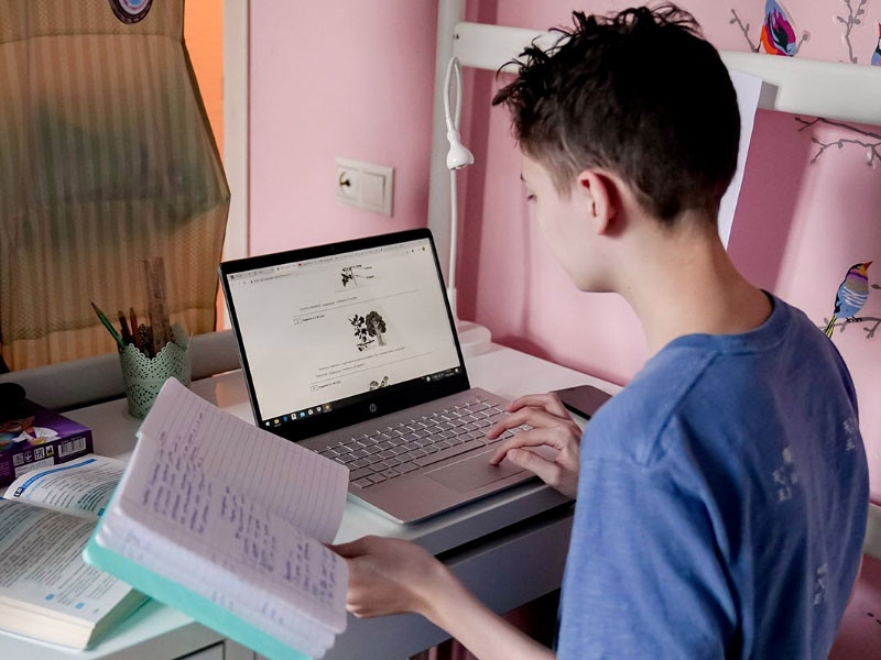 В Москве "дистанционку" для старшеклассников продлили еще на две недели